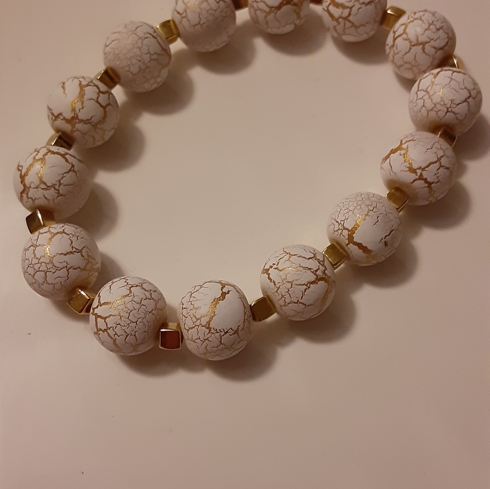 White and gold stretch bracelet